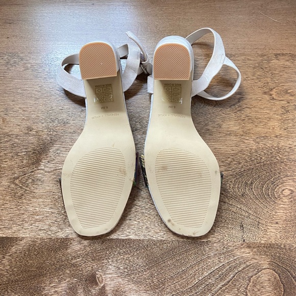 Kendall & Kylie beige suede sandal heels - Picture 8 of 8